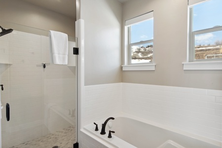 Golden Gable Lodge-Full Bathroom