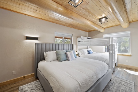 Papa Bear Lodge-Bunk Room (Main Floor) w/Jack and Jill Bathroom