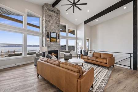 Highland Chateau-Living Room w/gas fireplace