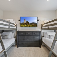 Highlands bunk room w:queen over queen