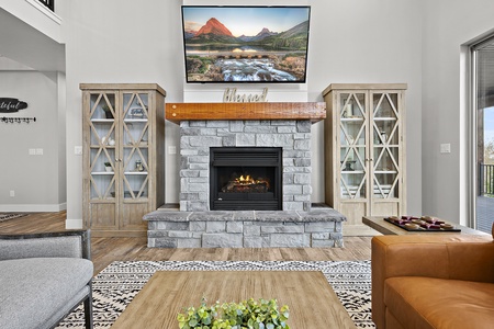 Sapphire Lodge-Gas Fireplace in Great Room (Main Floor East)