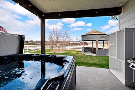 Cedar Farmhouse-Hot Tub and Fire Pit Area