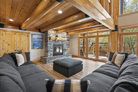 Papa Bear Lodge-Main Floor Family Room w/Fireplace