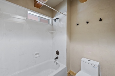 Mini-Papa Bear Lodge- Bedroom #4 & #5 Jack & Jill Full Bathroom #4 (Main Floor SE)