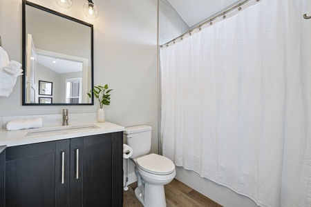 Highland Chateau-Master Ensuite (Full Bath)