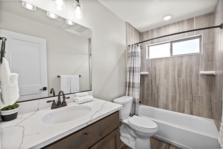 Sapphire Lodge-Full Bathroom (Upstairs North Center)