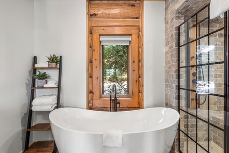 Green Canyon Chalet-Master Ensuite Tub