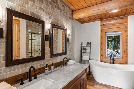 Green Canyon Chalet-Master Ensuite w/2 sinks