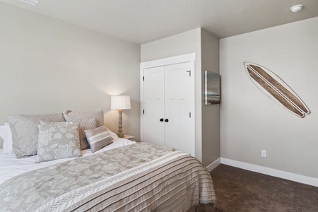 Golden Gable Lodge-Bedroom with closet