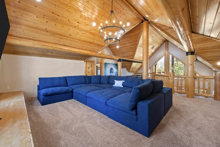 Mini-Papa Bear Lodge-Loft Family Room and Game Area (Upstairs Center)