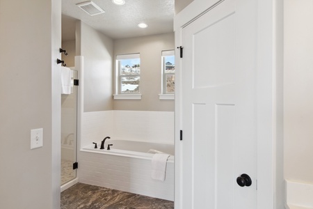 Golden Gable Lodge-Full Bathroom