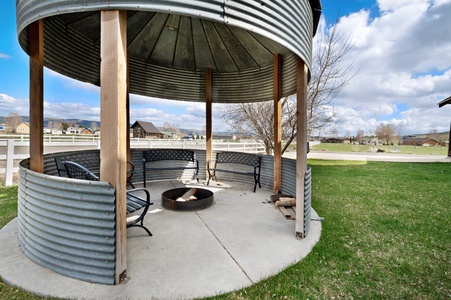 Cedar Farmhouse-Fire Pit Area (East side of yard)