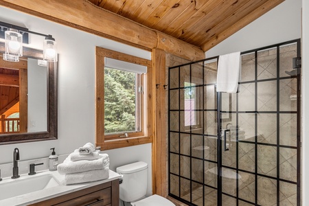 Green Canyon Chalet-Upstairs Bathroom-SW