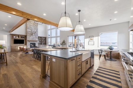 Black Timber Lodge-Kitchen and Living Room