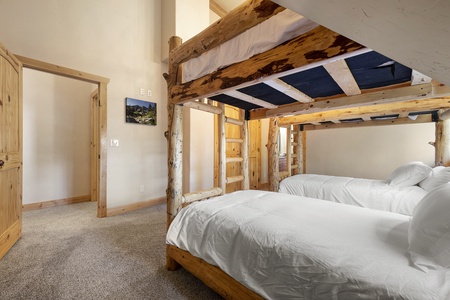 Papa Bear Lodge-Family Suite Bunk Room