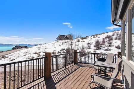 Golden Gable Lodge-Deck views in wintertime.