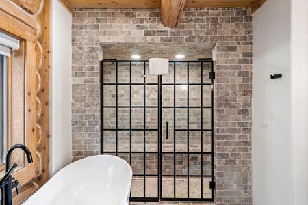 Green Canyon Chalet-Shower (w/bench) and Tub