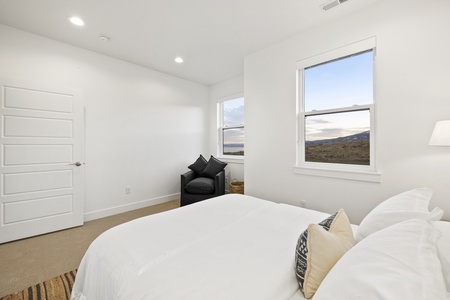 Black Timber Lodge-Upstairs Bedroom