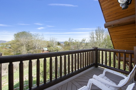 Papa Bear Lodge-Family Suite (Upstairs Deck Area)