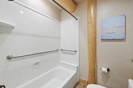 Papa Bear Lodge-Bathroom (Full) with safety hand rails
