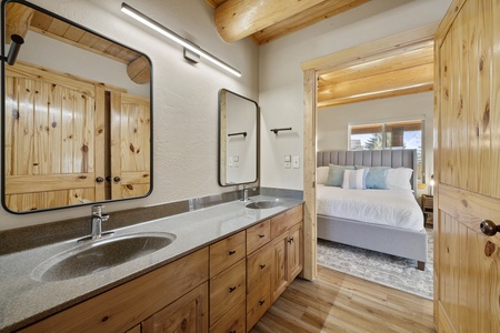 Papa Bear Lodge-Jack and Jill Bathroom w/Double Sinks