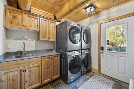 Mini-Papa Bear Lodge-Laundry Room/Backyard Entrance w/ double Washer & Dryer(Main Floor North Center)
