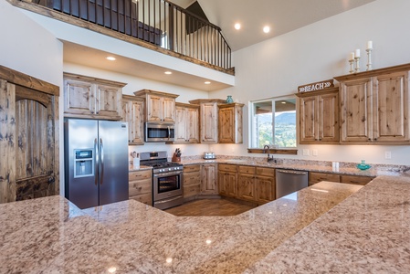 Shundahai Lodge-Fully stocked kitchen (Main Floor North Center)