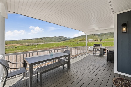 Persimmon Hill-Covered BBQ and Dining area