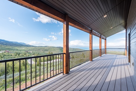 Shundahai Lodge-Deck with views!