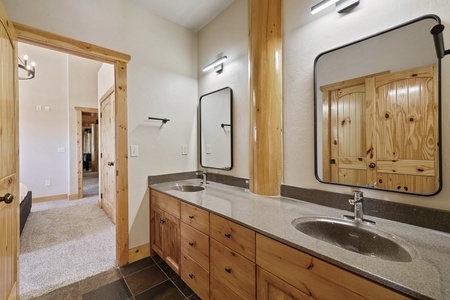 Papa Bear Lodge-Family Suite Jack and Jill Bathroom (3/4 Bath)