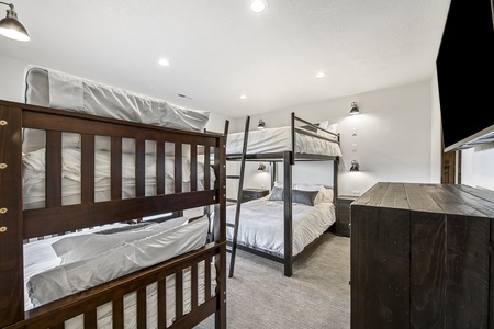 Mtn Shadow Lodge South-Bedroom #6 w/ 3/4 Ensuite sleeps 6 (Downstairs SE)
