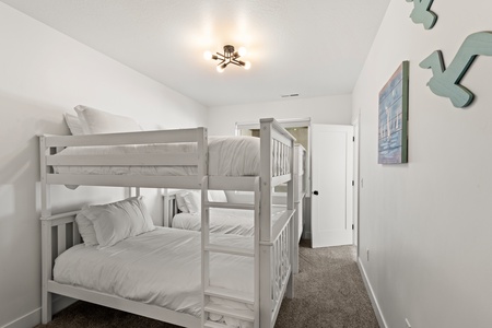 Ozark Lodge-Bedroom (Bunk room Sleeps 6) (Downstairs East Center)