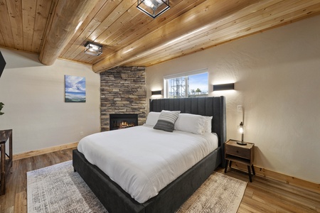 Papa Bear Lodge-Bedroom w/Jack and Jill Bathroom