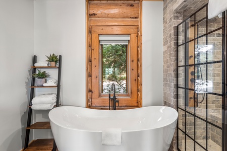 Green Canyon Chalet-Master Ensuite Soaker Tub (NW)