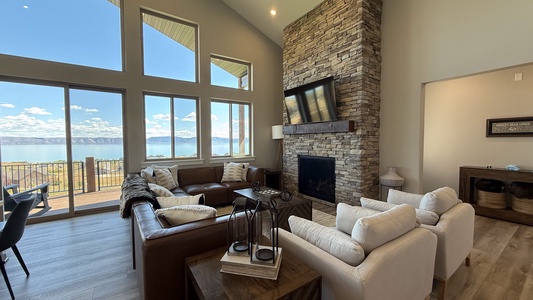 Smokey Bear Lodge - Private Pool, Sports Court, Theater (Sleeps 40)