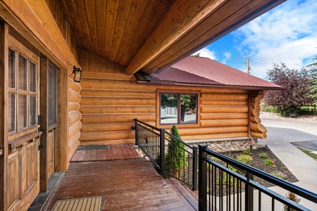 Green Canyon Chalet-Front Door Area