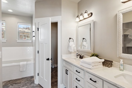 Golden Gable Lodge-Full Bathroom