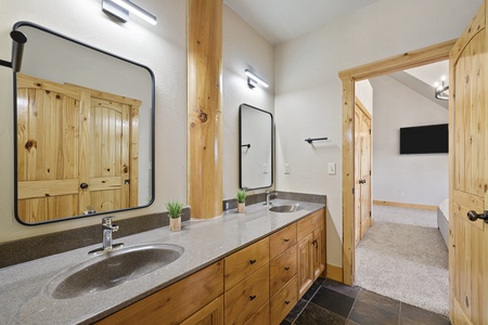 Papa Bear Lodge-Family Suite Jack and Jill Bathroom (3/4 Bath)