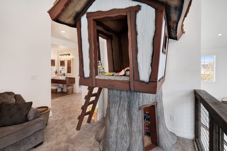 Cedar Farmhouse-Seating area and Treehouse (Upstairs)