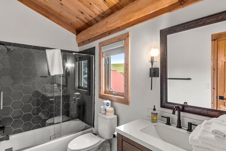 Green Canyon Chalet-Full Bathroom (Upstairs SW)