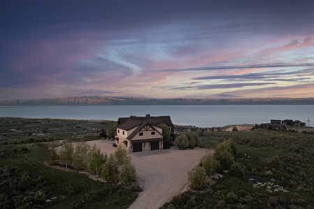 Averon Lodge - Bear Lake Luxury Rentals Lake Views and stunning skies