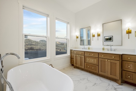 Black Timber Lodge- Master Ensuite Tub and Double Sinks