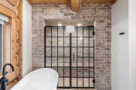 Green Canyon Chalet-Master Shower and Tub