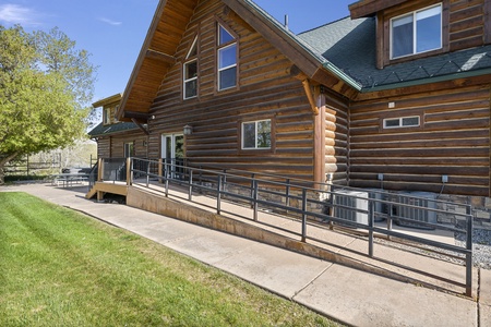 Mini-Papa Bear Lodge-Handicap Ramp (Backyard NW)