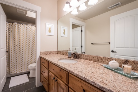 Shundahai Lodge-Full Bathroom (Downstairs West)