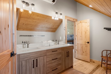 Ranch-House_Upstairs-Bathroom_2