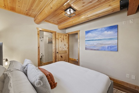 Papa Bear Lodge-Bedroom w/Ensuite (Full bathroom)