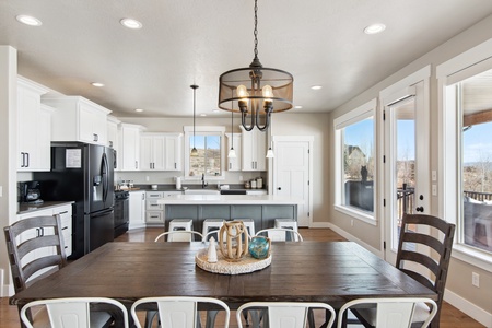 Golden Gable Lodge-Dining and kitchen area.