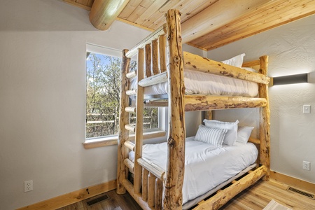 Papa Bear Lodge-Bunk Room 2