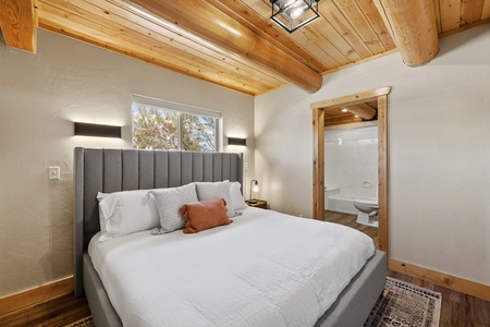 Papa Bear Lodge-Bedroom w/Ensuite (Full bathroom)